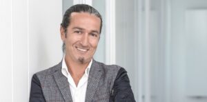 Georgios Manolidis ist Geschäftsführer der Agentur für kreative Business-Lösungen cyperfection. Die Customer Experience ist für ihn ein entscheidender Treiber im Pharmamarketing. © Annette Mück