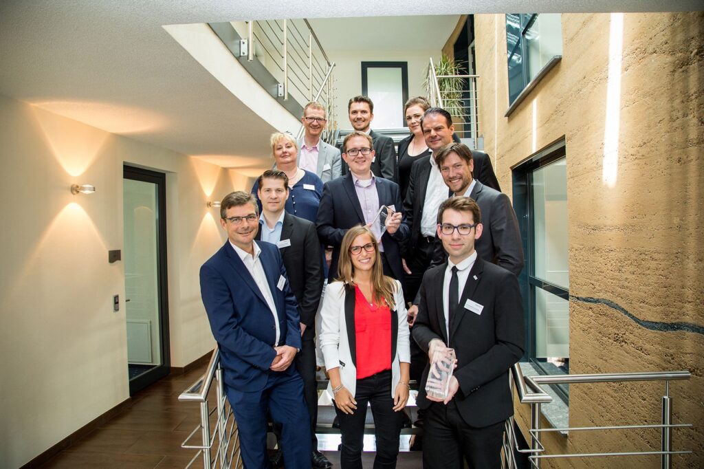 Preisträger, Jury und Veranstalter der PMI Awards 2016. V.l.n.r. Christian Hagedorn (Westpress), Christoph Athanas (meta HR), Sabine Vockrodt (W&V Job-Network), Raoul Fischer (StoryWorks/W&V), Lisa Barton (BAVC), Oliver Erb (EnBW), Simon Zicholl (Westpress), Johanna Hartz (Wollmilchsau), Martin Grothe (Complexium), Joachim Diercks (Cyquest) und Christopher Knieling (BAVC)