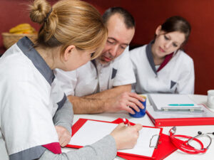 „Pflegende coachen Pflegende“ heißt das Coachingprogramm der Uni Regensburg für Pflegekräfte. Foto: Miriam Dörr/Fotolia