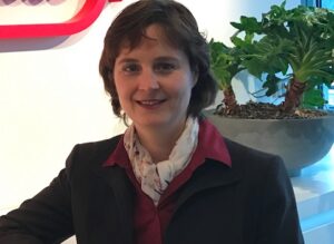 Seit 2015 ist Ulrike Talkenberg als Patient Care Manager im Geschäftsbereich Gastroenterologie bei Takeda tätig. In dieser Position kümmert sie sich um die besonderen Bedürfnisse von Patienten mit chronisch-entzündlichen Darmerkrankungen. Mit rund 20 Jahren Erfahrung in der Pharmabranche – vor allem im Bereich Immunologie und Gastroenterologie – ist sie die Expertin, wenn es um die Serviceangebote mit echtem Nutzen für Patienten geht. 