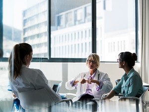 Ein Coaching zu Berufsbeginn kann helfen, um Erschöpfung und Überforderung vorzubeugen. Foto: Portra/iStock