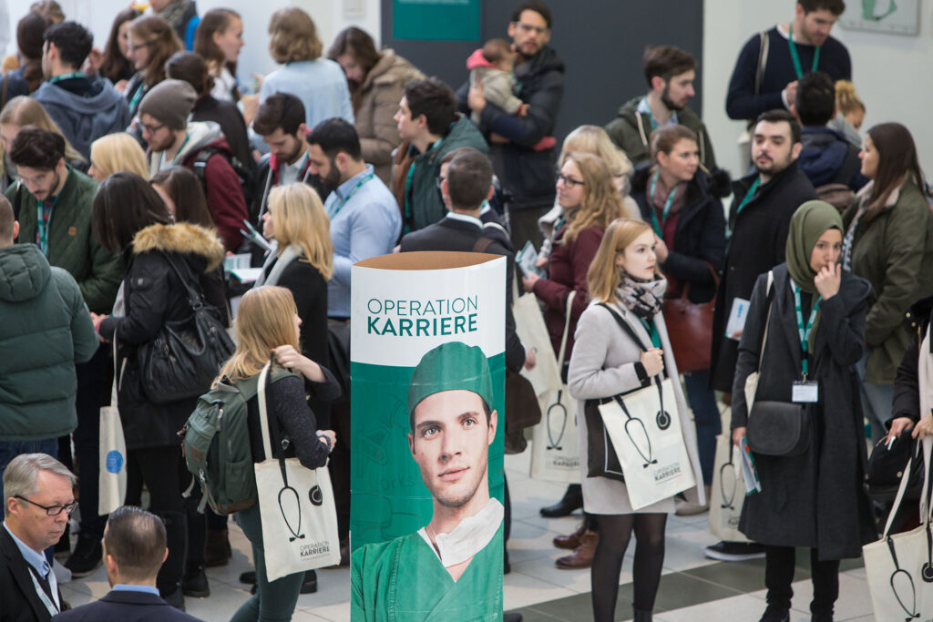 In Berlin strömten mehr als 400 Besucher zur Nachwuchsmesse Operation Karriere für angehende und junge Ärzte.