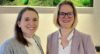 Sandra Woltemath, Recruiting-Verantwortliche & HR Business Partner, und Sabine Reinstädler, Leiterin PR & Kommunikation bei AstraZeneca Deutschland, setzen beim Kampf gegen den Frachkräftemangel auf Corporate Influencer, LinkedIn und Out-of-home-Medien. © AstraZeneca