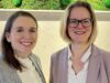 Sandra Woltemath, Recruiting-Verantwortliche & HR Business Partner, und Sabine Reinstädler, Leiterin PR & Kommunikation bei AstraZeneca Deutschland, setzen beim Kampf gegen den Frachkräftemangel auf Corporate Influencer, LinkedIn und Out-of-home-Medien. © AstraZeneca