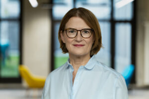 Porträt einer Frau mit kinnlangen Haaren. Zu sehen ist Kirsten Hoyer, Executive Director "Public Affairs, Communications, Digital Partnerships & Sustainability" bei MSD Deutschland